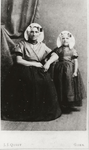 6024 Maria Stroosnijder (1848-1930) en Digna Adriana Bom (1879-1959) in Zuid-Bevelandse dracht