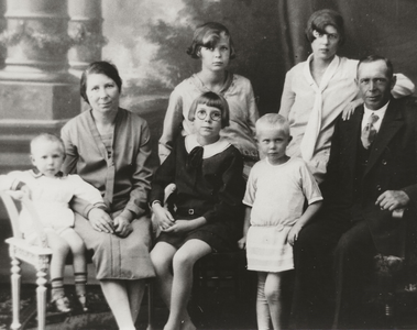 6030 Philippus Jan Bom (1886-1971) en Maatje Mieras (1891-1967) met hun kinderen