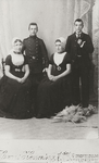 6038 Jan Sinke (*1883) (2e van links), Suzanna de Kam (*1885) (1e links), Pieter Sinke (1885-1977) (rechts), Cornelia ...