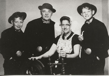 6051 Jan Sinke (1896-1968), Pieternella Ponjee (*1916), Theo Sinke (*1948) (links) en Jan Sinke (*1951) (rechts) in ...