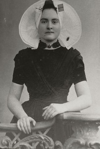 6070 Wilhelmina van Oosten (1881-1963) in Zuid-Bevelandse dracht