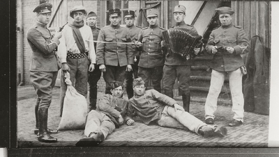 6071 Marinus Sinke (*1897) (4e van Links) in uniform