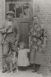 6092 Marinus Sinke (1897-1978) en Catharina Jacoba Steenpoorte (1899-1989) met hun dochter Anna en met hond