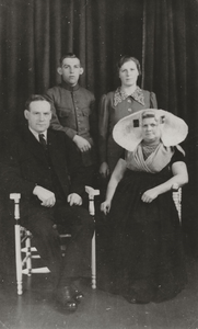 6093 Willem Sinke (1890-1970), Adriana Goeman (1891-1978), Anna Jacoba Sinke (*1913) en Willem Marinus Sinke (*1918)