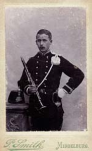 976 Marinus Jacobus van Wijck (1868-1925), zoon van Adriaan Cornelis van Wijck en Cornelia Broeke, in uniform met klarinet
