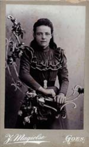 99 Francina (Sien) Butler (*1885), dochter van Pieter Butler en Janna van den Boomgaard