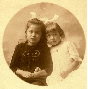 1533 Lena Hage en Maria Cornelia Jacoba Hage (*1903)