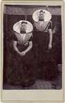 1696 Pieternella Hannewijk (1867-1928) (links) en ?? in Thoolse dracht