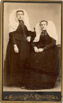 1723d Catharina Hartog (*1865) (rechts) en Catharina Larooij in Zeeuwse dracht
