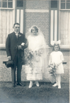 2825 Willemina Cornelia van Nieuwenhuijzen (1900-1938), Nicolaas van Westen (1894-1997) en een bruidsmeisje