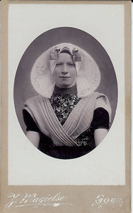 4258 Suzanna de Waard (1874-1947) in Zuid-Bevelandse dracht