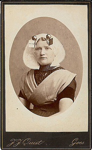 4261 Cornelia Catharina Wabeke (*1862) in Zuid-Bevelandse dracht
