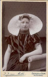 4264b Anna Christina Wabeke (*1889) in Zuid-Bevelandse dracht