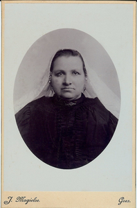 4330a Tanna Johanna der Weduwen (1853-1903) in Zeeuwse dracht