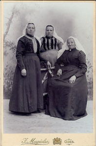 4330c Tanna Johanna der Weduwen (middelste) (1853-1903) en 2 andere vrouwen in Zeeuwse dracht
