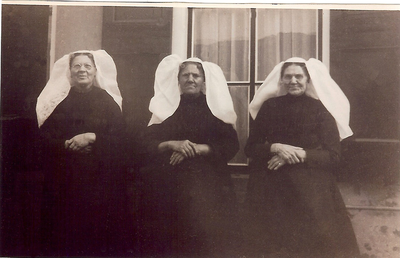 4331 Martina Cornelia Weeda (midden) (1862-1951), Janna Weeda (rechts) (1866-1944) en Cornelia Weeda (links) (*1858) in ...