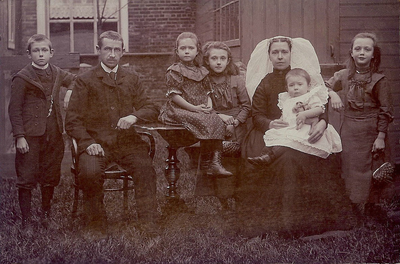 4348a Izak Marinus van der Weele (*1871), Neeltje Steketee (*1872) en hun kinderen