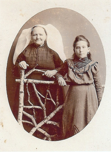 4364 Neeltje de Weeze (1842-1918) in Zeeuwse dracht en een kind