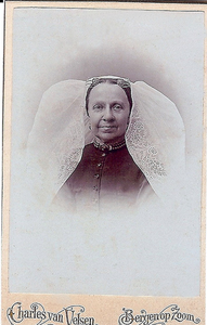 4368 Johanna van der Welle (1854-1932) in Thoolse dracht