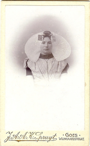 4371 Leuntje Cornelia Welleman (*1892) in Zuid-Bevelandse dracht