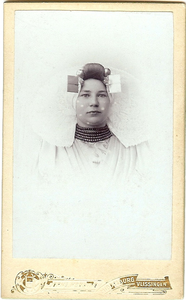 4371a Leuntje Cornelia Welleman (*1892) in Zuid-Bevelandse dracht