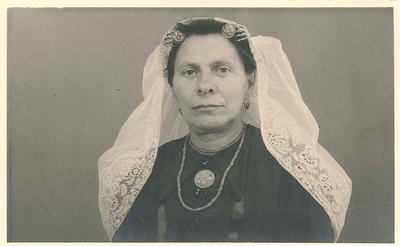 4381 Catharina van der Werff (*1901) in Thoolse dracht