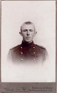 4382 Marinus Gerard van der Werf (1886-1920) in uniform