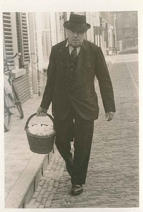 4386 Pieter Marinus van der Werf (1882-1953) loopt in een straat met een mand met eieren