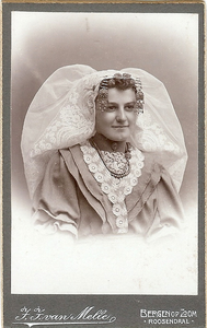 4395 Helena Elisabeth Westerweel (1888-1981) in Thoolse dracht