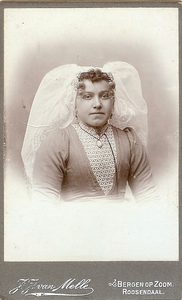 4396a Elisabeth Helena Westerweel (1881-1962) in Thoolse dracht