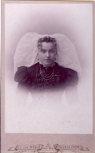 4396b Elisabeth Helena Westerweel (1881-1962) in Thoolse dracht
