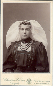 4400 Willemina Cornelia Westerweel (*1891) in Thoolse dracht