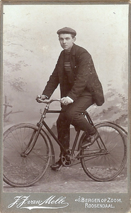 4401a Johannes Cornelis Westerweel (*1883) op de fiets in een fotostudio