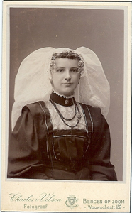 4402 Cornelia Johanna Westerweel (*1890) in Thoolse dracht