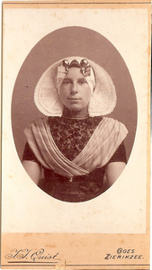 4407 Cornelia Westveer (1877-1939) in Zuid-Bevelandse dracht