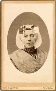 4409 Maria Westveer (1865-1959) in Zuid-Bevelandse dracht