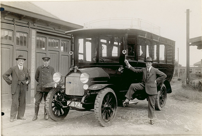 4418a Jacob Francois Weijnman (*1889) (rechtse persoon) met autobus