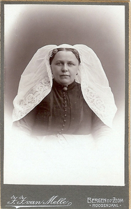 4424 Jannetje Huberdina Izabella de Wilde (1853-1935) in Thoolse dracht