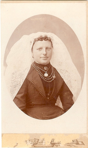 4425 Maatje de Wilde (1869-1938) in Thoolse dracht