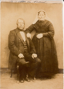 4426a Maria Izabella de Wilde (*1871) en Johannes Elenbaas (*1868) in Thoolse dracht