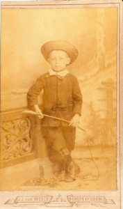 4436 Izak de Wilde (1882-1951) als kind in fotostudio