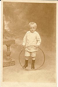 4446 Gerard Cornelis de Wilde (*1915) met hoepel in fotostudio