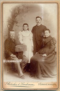 4452 Anna Jacoba Aline de Wilde (2e van links) (*1882) met haar ouders en broer