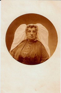 4455 Maatje Isabella de Wilde (1869-1950) in Thoolse dracht