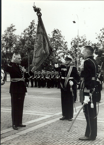 4457 Jacobus Cornelis de Wilde (*1917) legt als militair de eed af bij de vlag