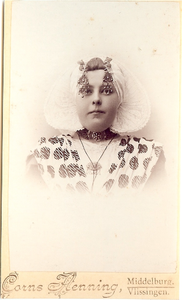 4472 Elizabeth Jacoba Wisse (1891-1949) in Nieuwlandse dracht