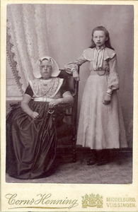 4472a Elizabeth Jacoba Wisse (links) (1891-1949) in Nieuwlandse dracht