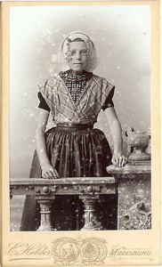 4473 Pieternella Elizabeth Wisse (1888-1946) in Nieuwlandse dracht