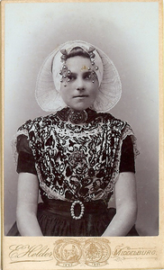 4473a Pieternella Elizabeth Wisse (1888-1946) in Nieuwlandse dracht