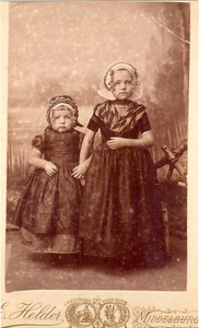 4473b Pieternella Elizabeth Wisse (1888-1946) (rechts) en Elizabeth Jacoba Wisse (1891-1949) (links) in Zeeuwse kinderdracht